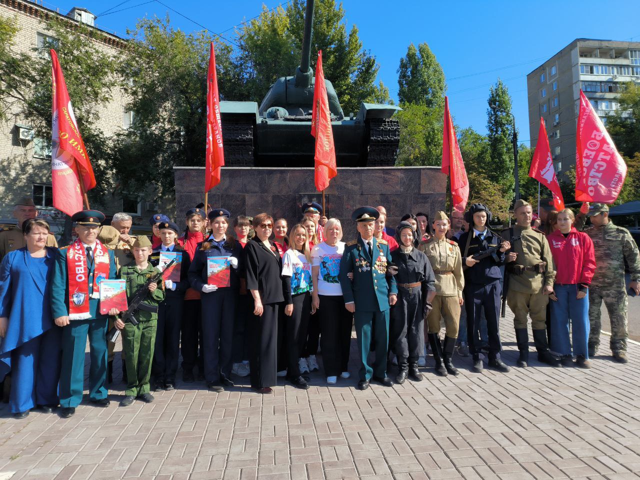 В Саратове отметили День танкиста